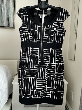 Maggy London Size 8 Black & White Geometric Cap-Sleeve Mini Dress